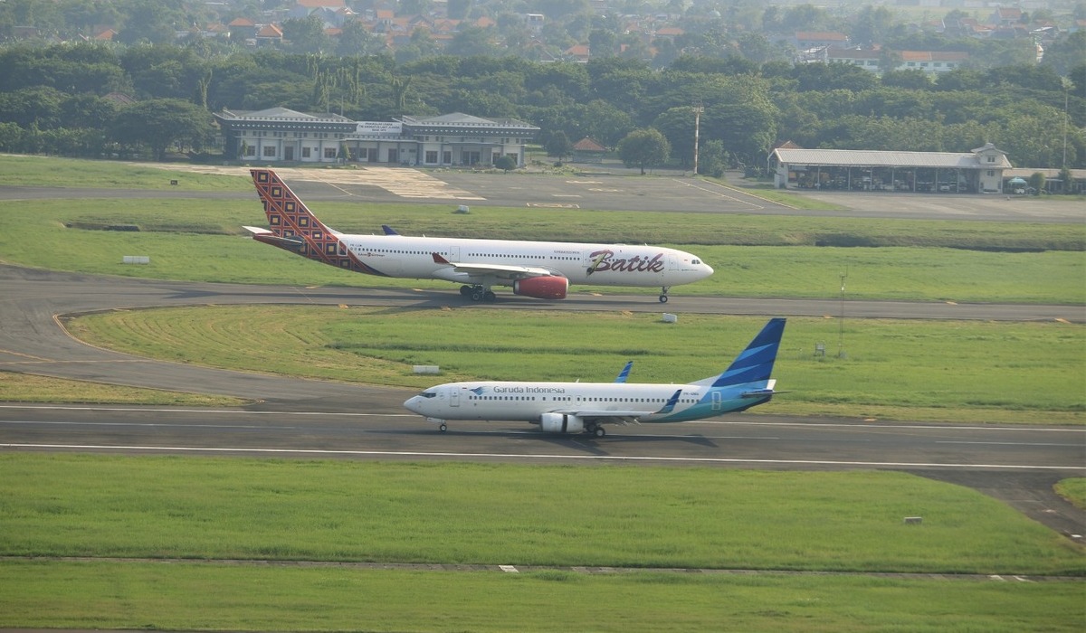Pesawat maskapai Garuda Indonesia dan Batik Air di Bandara Juanda Surabaya.