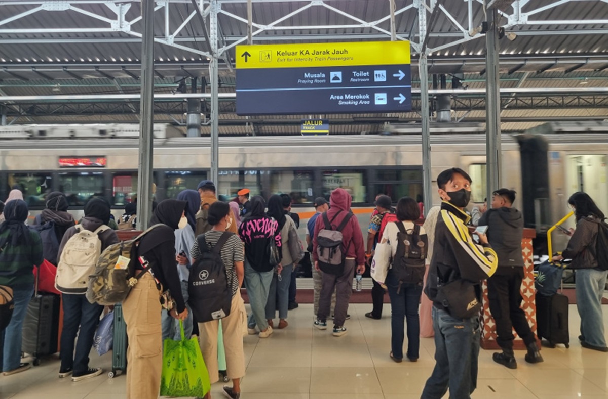 PT KAI mencatat lonjakan signifikan dalam jumlah penumpang dan kereta api selama periode angkutan Lebaran 2024