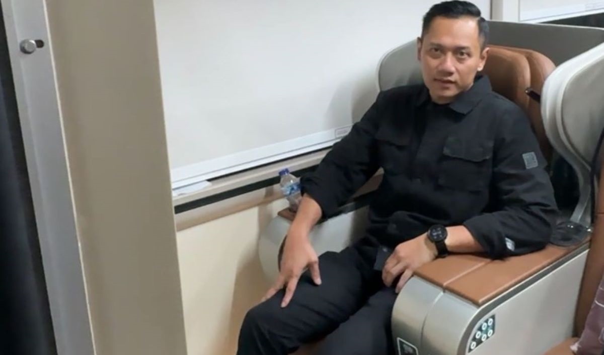 Menteri ATR/Kepala BPN Agus Harimurti Yudhoyono melakukan perjalanan dinas dari Jakarta menuju Yogyakarta dengan menggunakan KA Taksaka.