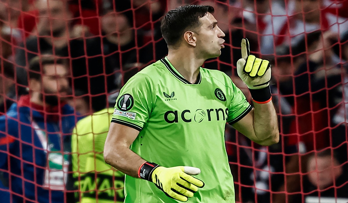 Penjaga gawang Aston Villa Emiliano Martinez meminta para pendukung Lille untuk diam di laga perempat final Liga Konferensi UEFA.