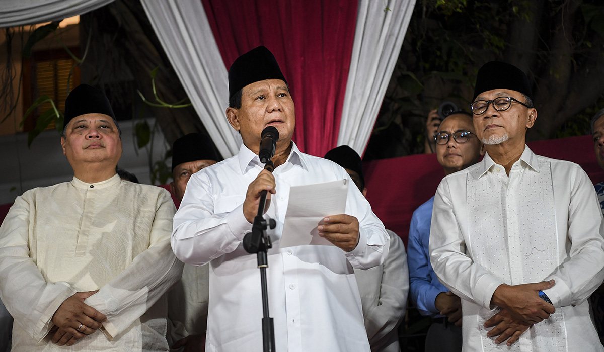 Prabowo Subianto (tengah) didampingi Ketum Golkar Airlangga Hartarto (kiri) dan Ketum PAN Zulkifli Hasan.