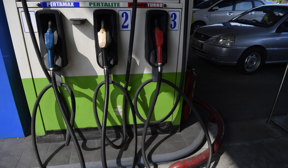 Ilustrasi, Sejumlah kendaraan antre mengisi bahan bakar minyak (BBM) di SPBU.