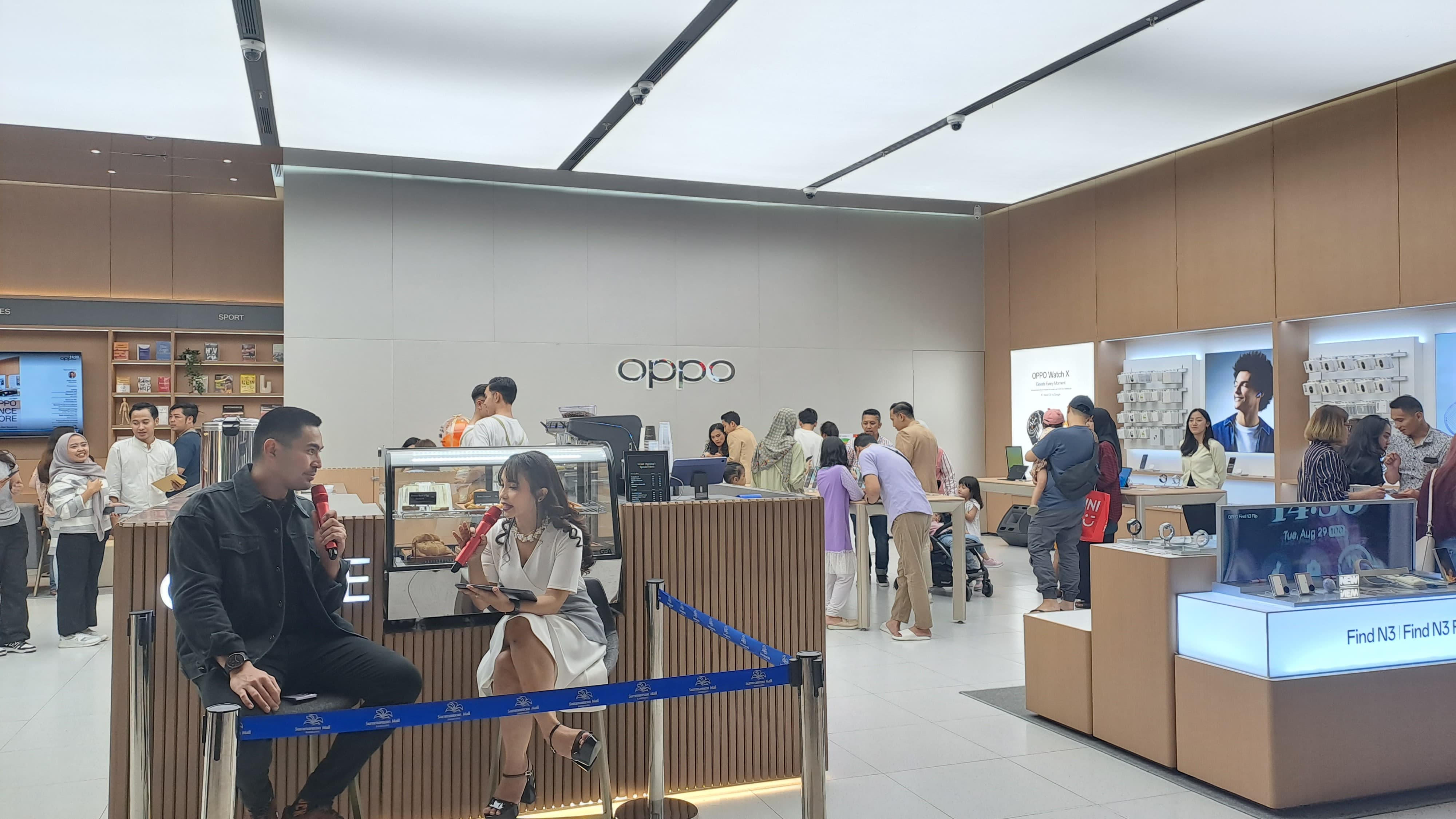 Aktivitas di OPPO Experience Store Summarecon Mall Bandung