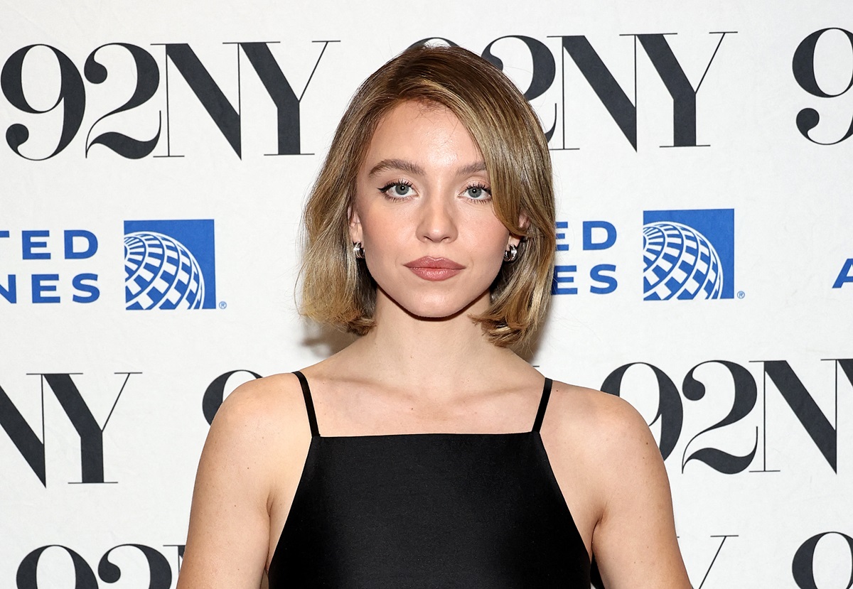 Sydney Sweeney menyesalkan komentar Baum yang menilai sebagai seorang perempuan seharusnya saling mendukung dan bukan menyerang.