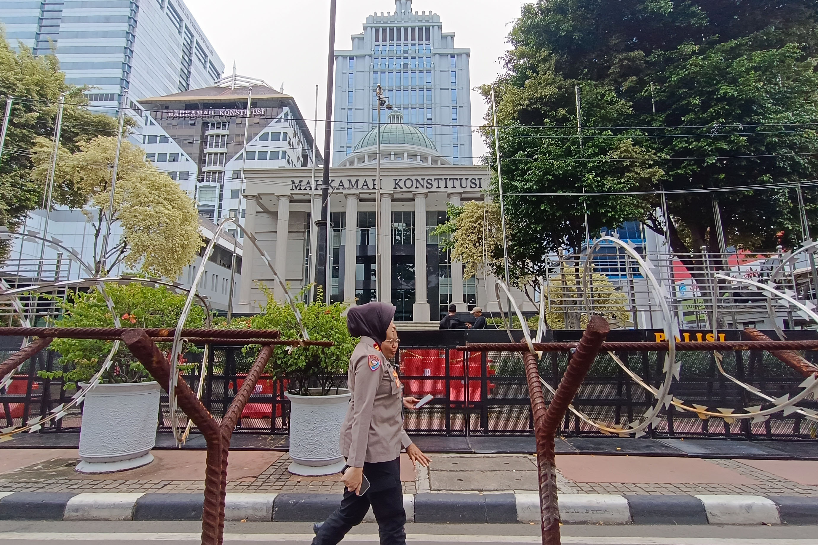 Beton pemisah dan kawat berduri dipasang di depan Gedung Mahkamah Konstitusi (MK), Medan Merdeka Barat, Jakarta