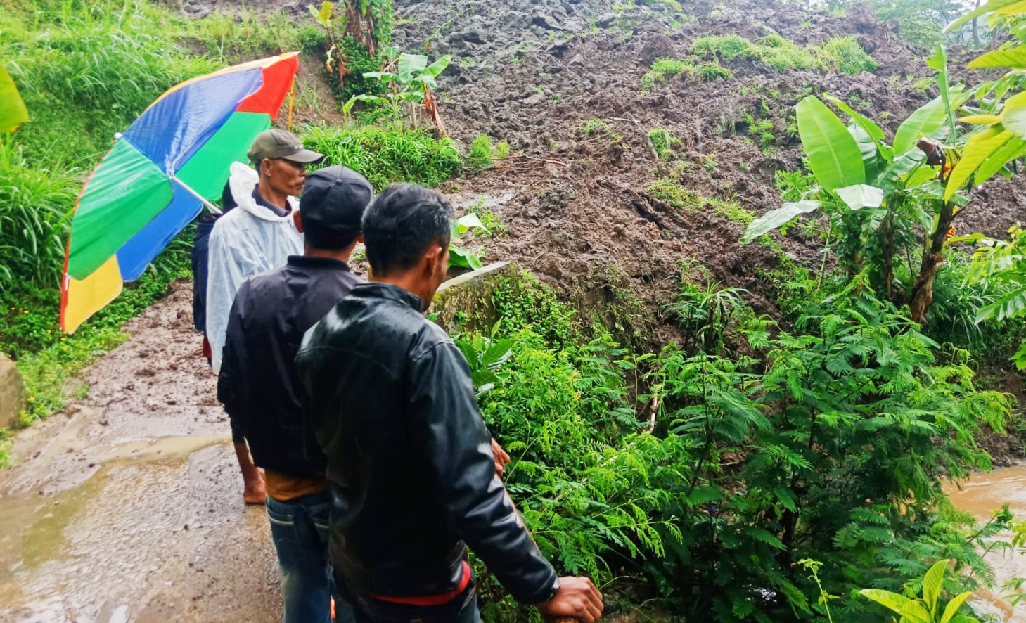 Tanah longsor di Kecamatan Gununghalu, Kabupaten Bandung Barat.
