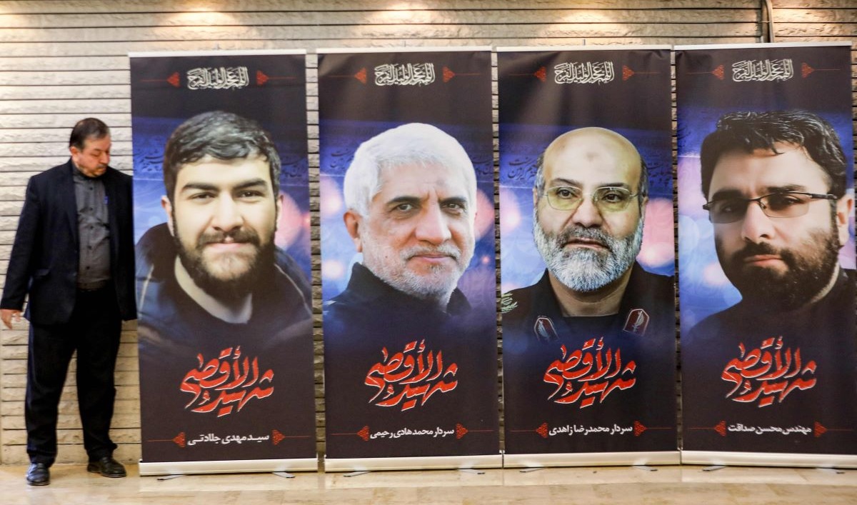 Poster-poster yang menggambarkan para korban serangan udara di gedung konsuler markas besar kedutaan Iran di Damaskus dipajang. 