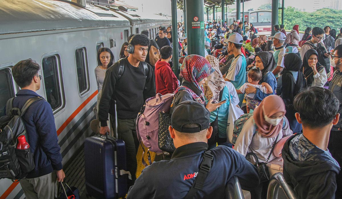 Para penumpang antre memasuki gerbong kereta api eksekutif Argo Dwipangga jurusan Stasiun Gambir-Solo Balapan di Stasiun Gambir, Jakarta.