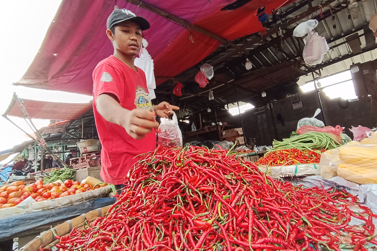 Pedagang mensortir cabai-cabai yang akan dijual di Pasar Kemiri Muka, Depok, Jawa Barat, Rabu (21/2/2024). Harga komoditas cabai di pedagang