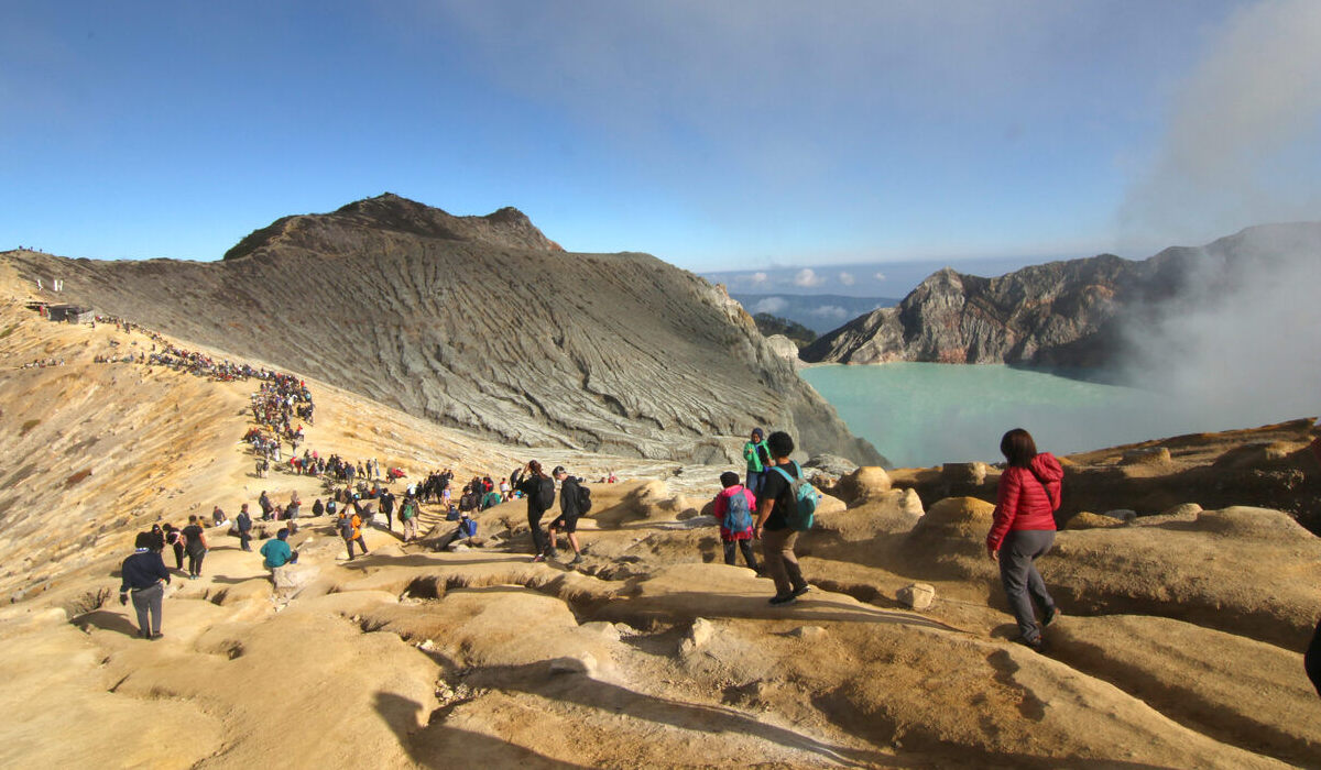 Pengunjung melihat kawah dari kaldera Gunung Ijen di Banyuwangi, Jawa Timur.