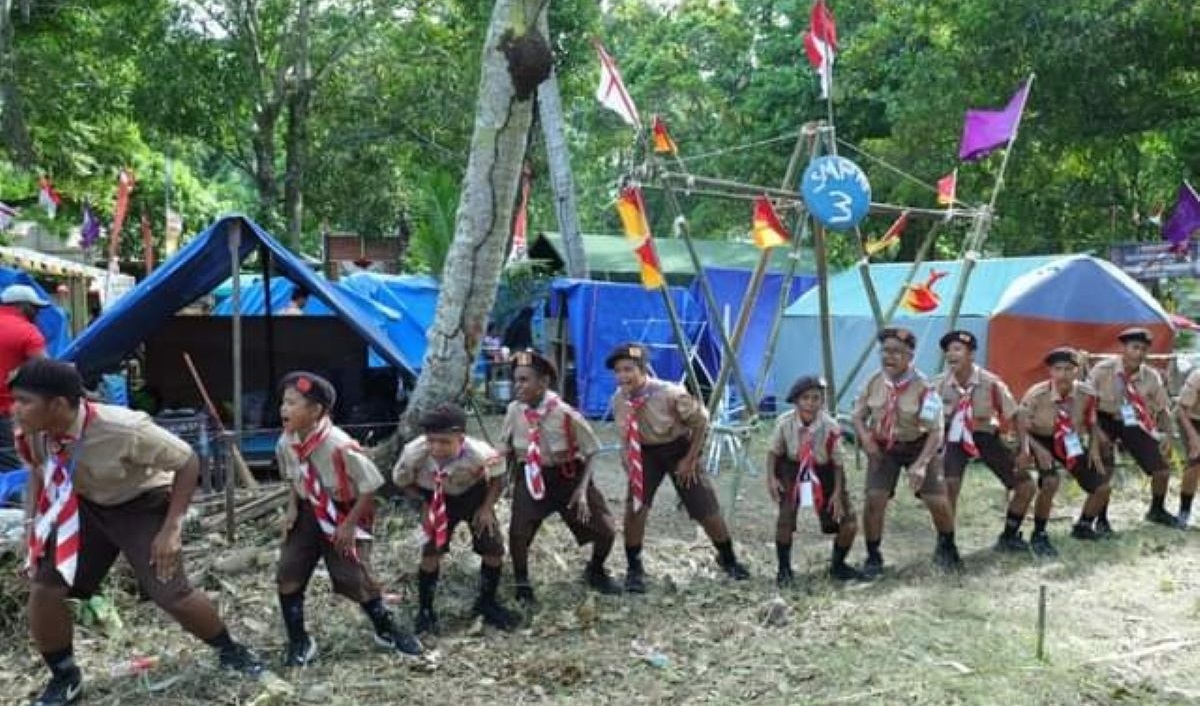 Para murid mengikuti pelajaran Pramuka di Kota Sorong, Papua.