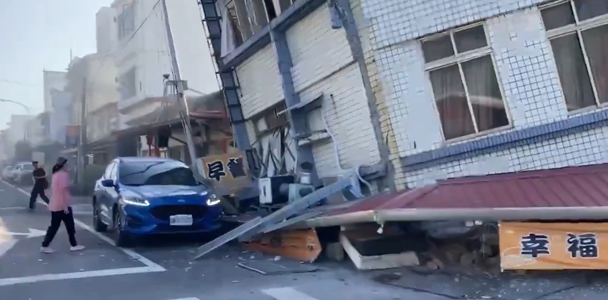 Gempa bumi besar bermagnitudo 7,4 mengguncang lepas pantai timur Taiwan, memicu peringatan tsunami untuk pulau tersebut.