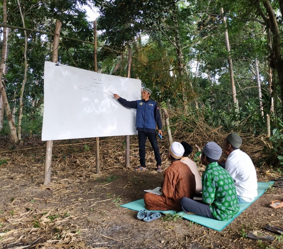 Kegiatan mengajar Alquran di pedalaman.