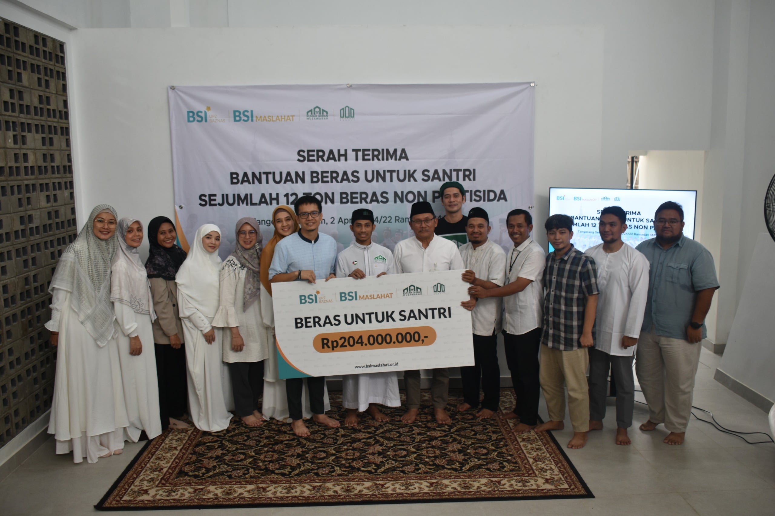 BSI dan BSI Maslahat memberikan bantuan sebesar Rp204 juta dalam bentuk beras sebanyak 12 ton.
