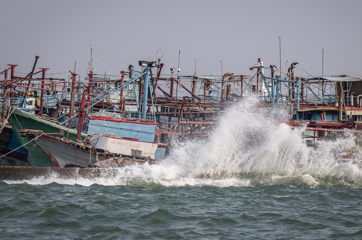 BMKG mengeluarkan peringatan tentang gelombang tinggi dan hujan intensitas sedang-lebat di wilayah timur Indonesia mulai dari 20 April. 