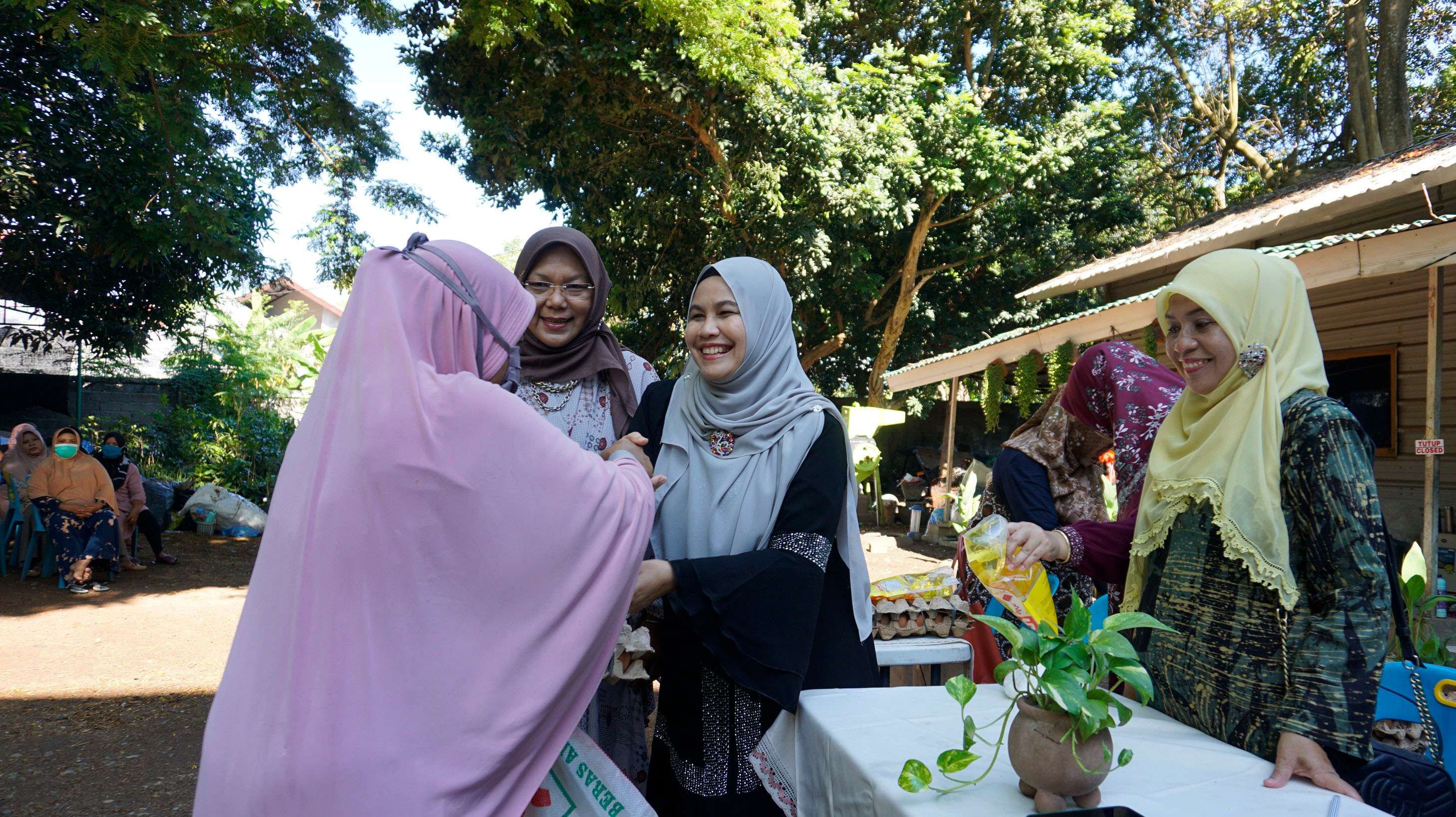 Ketua DWP USK, Ny. Eti Indari Marwan beserta pengurus menyerahkan sembako kepada petugas kebersihan yang ada di lingkungan kampus setempat.