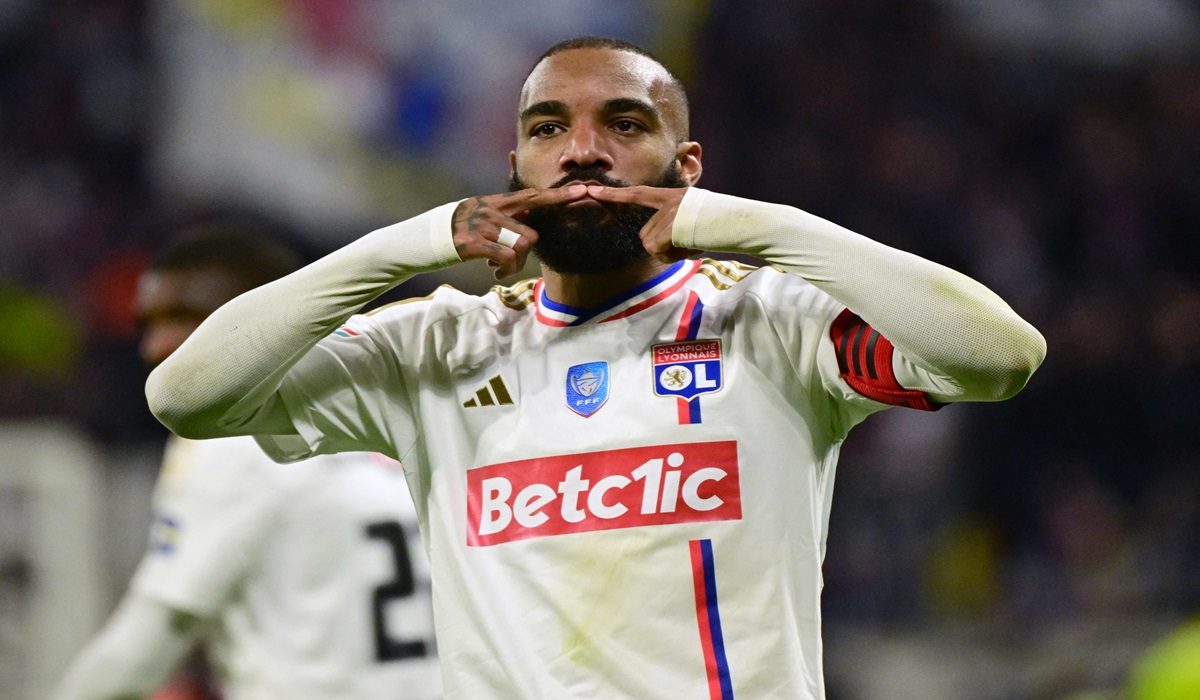 Penyerang Lyon Alexandre Lacazette melakukan selebrasi usai mencetak gol ke gawang Valenciennes di laga semifinal Coupe de France.