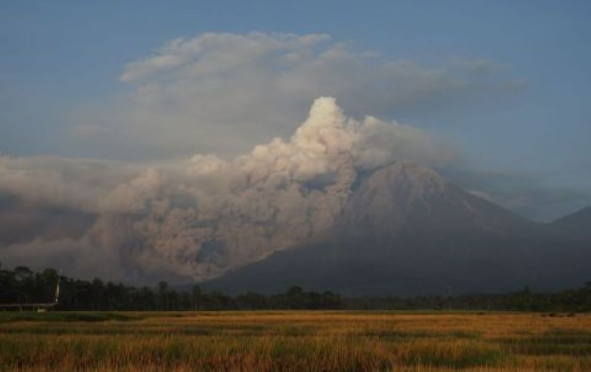 Gunung Semeru Erupsi 4 Kali, Abu Vulkanik Terlontar hingga 1 Kilometer