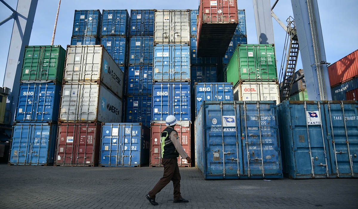 Seorang pekerja mengawasi proses bongkar muat peti kemas di Terminal Peti Kemas Internasional Belawan Kota Medan, Sumatera Utara.