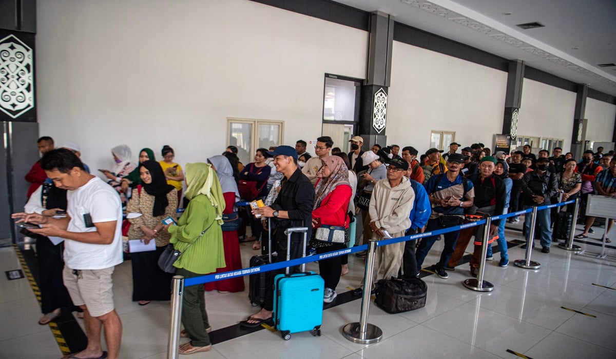 Ilustrasi--WNI mengantre untuk pemeriksaan dokumen di PLBN Entikong, di Kabupaten Sanggau, Kalimantan Barat,