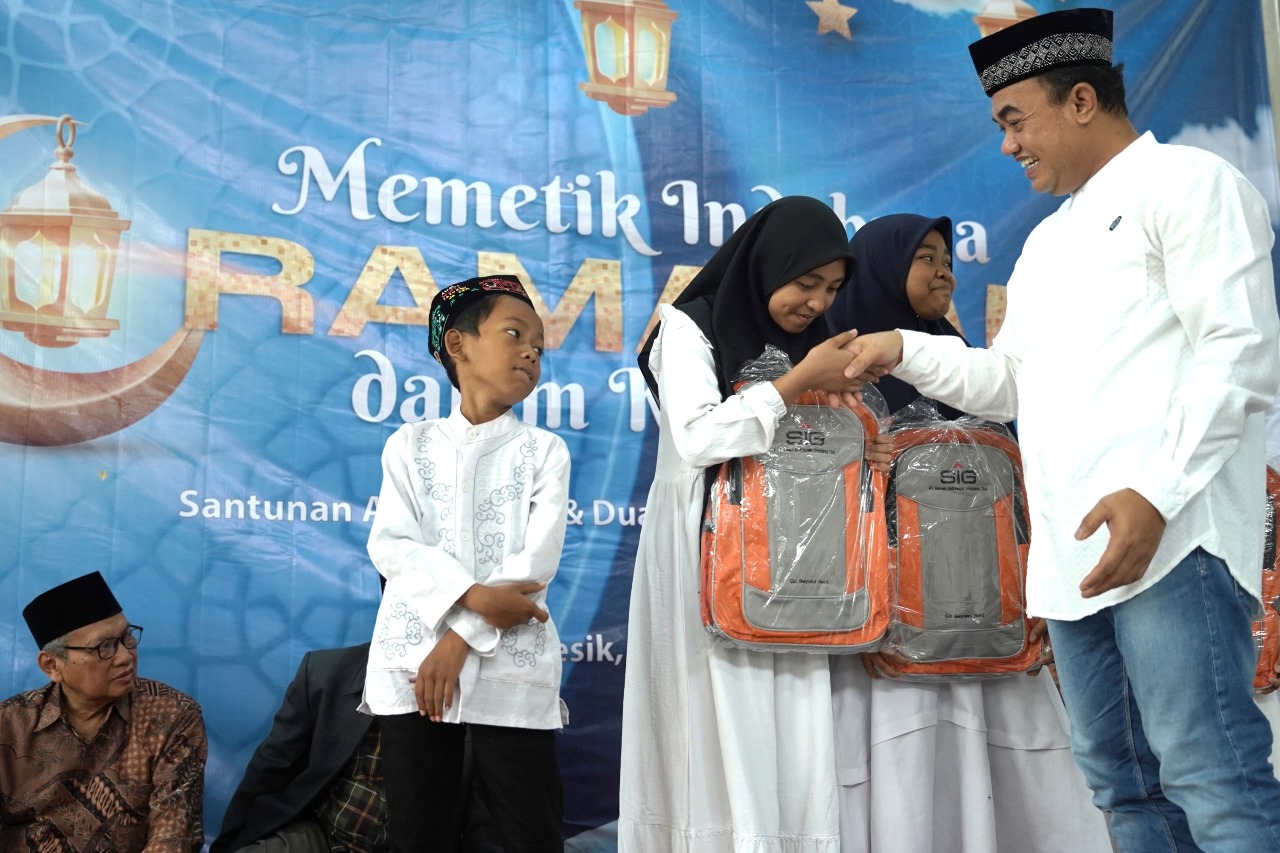 Pemberian bantuan dalam rangkaian Safari Ramadan 1445 Hijriah yang digelar SIG.