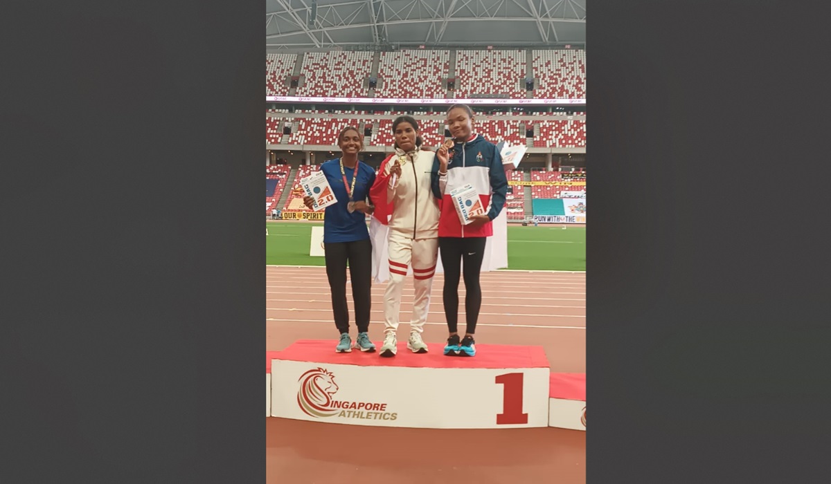 Mergina Asyerem (tengah) meraih medali emas dalam lomba lari 400 meter dengan waktu 56,30 detik.