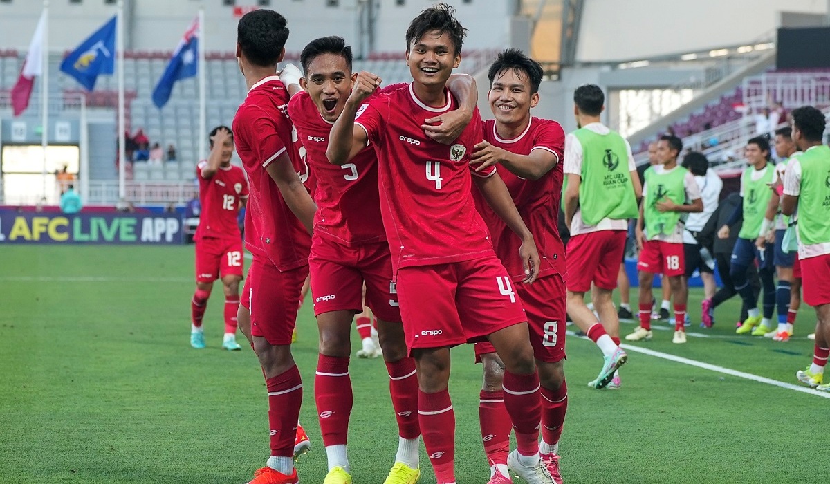 Pesepak bola Timnas U-23 Indonesia Komang Teguh Trisnanda (kedua kanan) berselebrasi usai mencetak gol ke gawang Timnas U-23 Australia