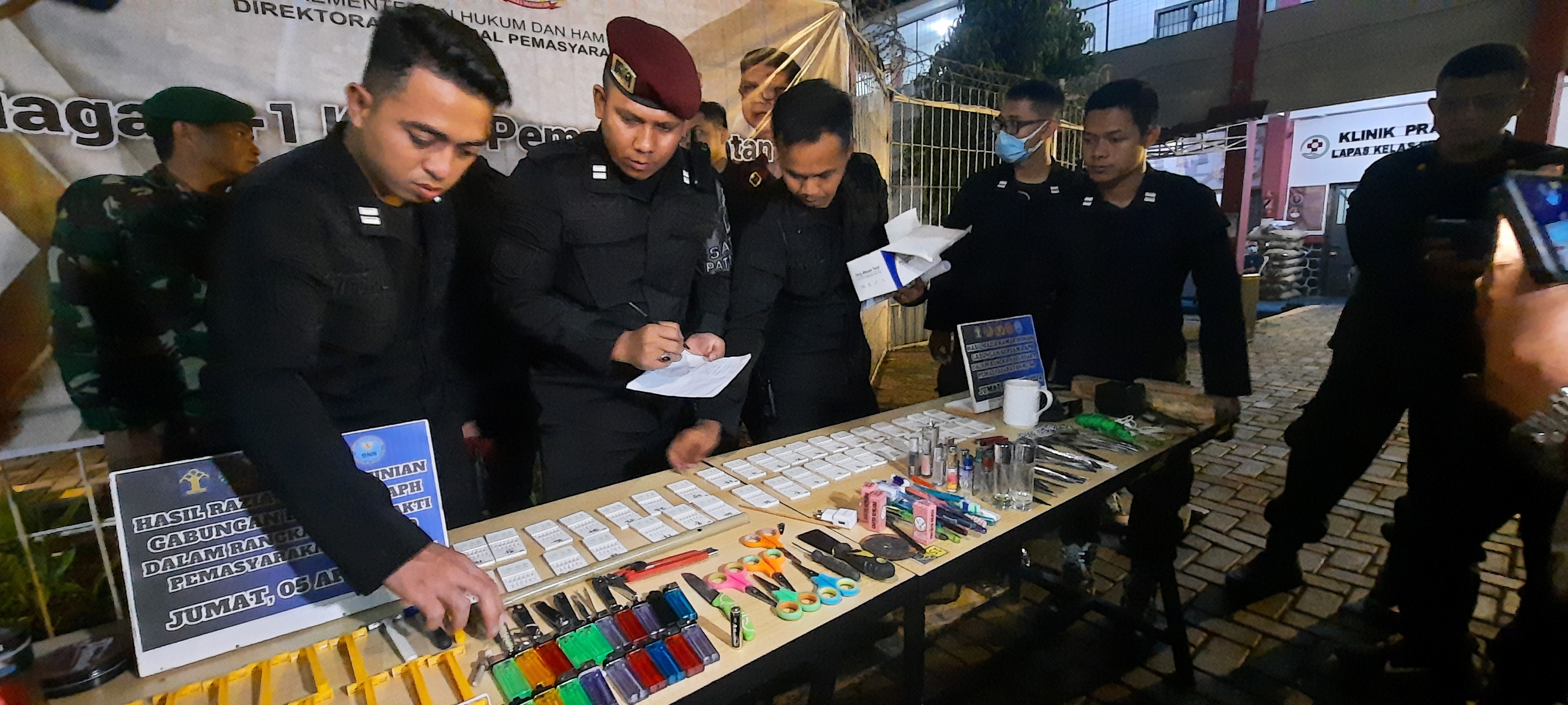 Petugas memperlihatkan barang sitaan setelah melakukan razia di Lembaga Pemasyarakatan Cianjur