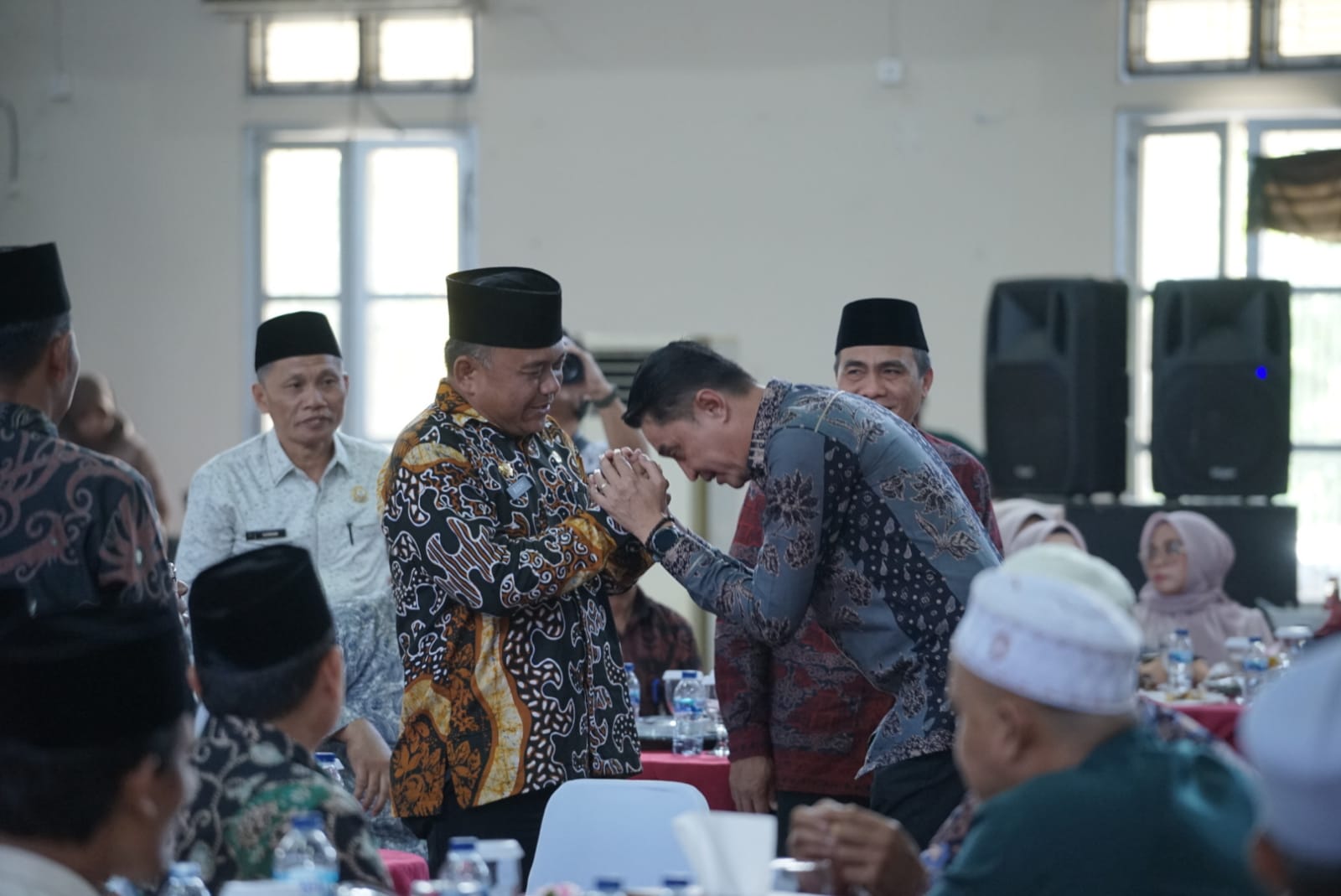 Pjs bupati Muaro Jambi Bachyuni Deliansyah (kanan) melakukan halal bi halal dengan warga dan tokoh masyarakat.
