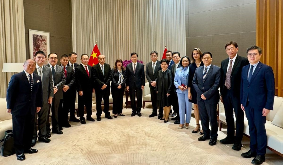 Ketua Umum Apindo, Shinta W. Kamdani, bersama delegasi pengusaha bertemu dengan Chief Executive of Hong Kong, John Lee.