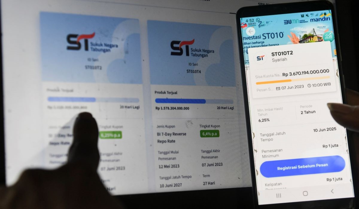 Warga mencari informasi mengenai Surat Berharga Negara (SBN) jenis Sukuk Tabungan Seri ST010 