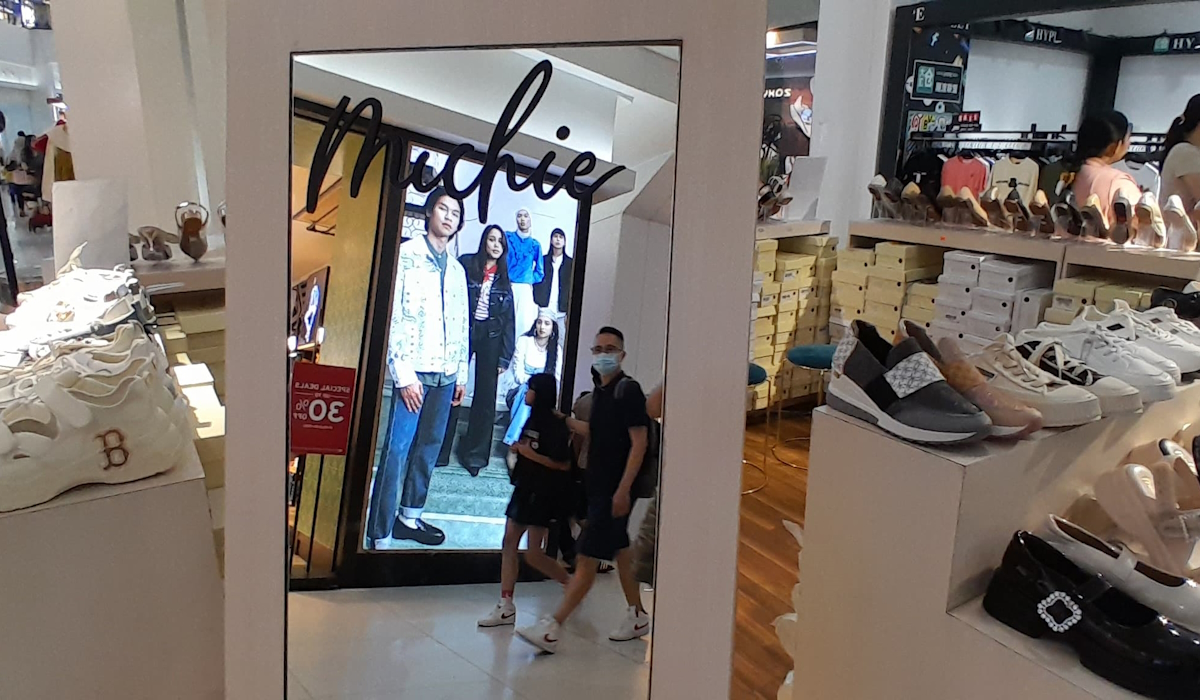 Keramaain salah satu pusat perbelanjaan di Karawaci, Kota Tangerang, 