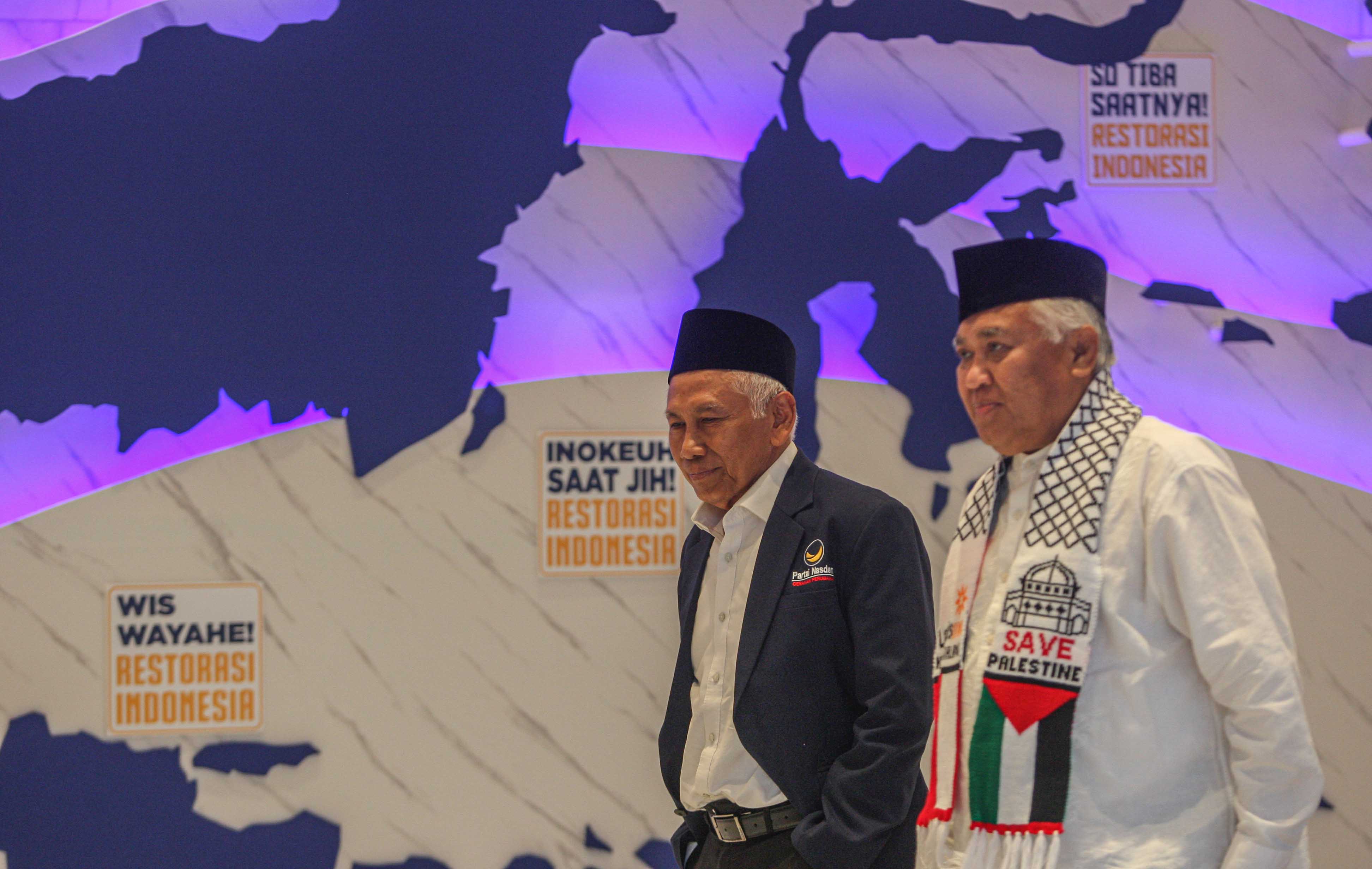 Ketua Ormas-Ormas Islam Dien Syamsudin (kanan) didampingi Ketua Bappilu DPP Partai NasDem Effendy Choirie atau Gus Choi