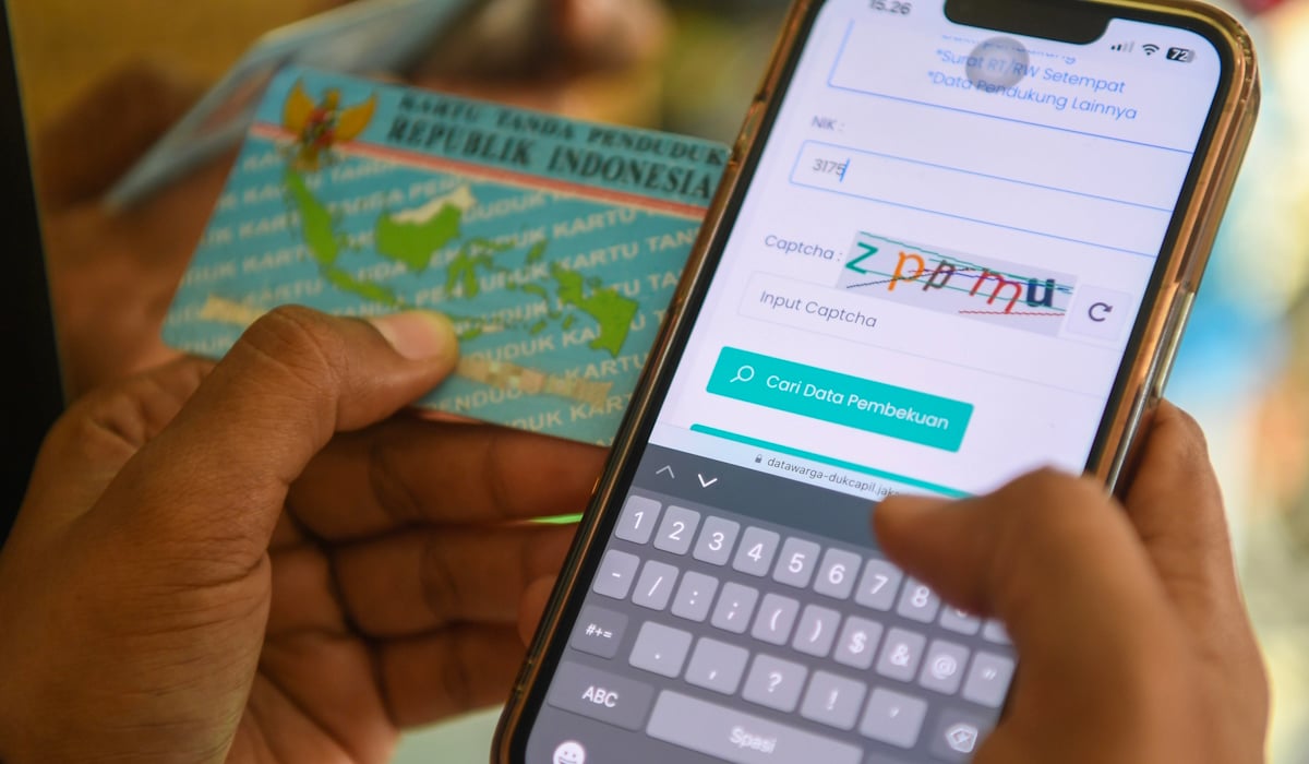 Warga mengecek nomor induk kependudukan (NIK) melalui laman datawarga-dukcapil.jakarta.go.id 