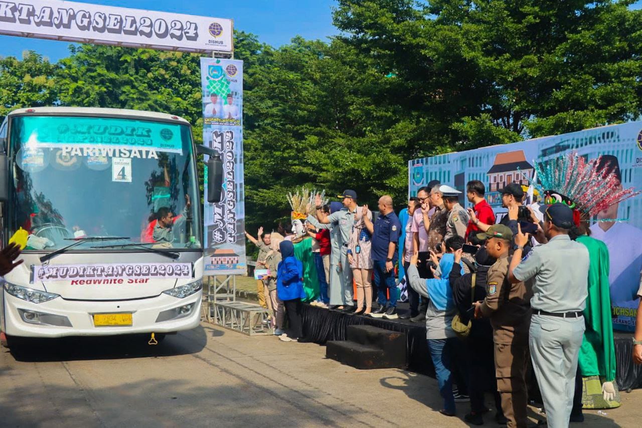 Wali Kota Tangerang Selatan (Tangsel) Benyamin Davnie melepas ratusan peserta mudik gratis dari Pemerintah Kota Tangerang Selatan