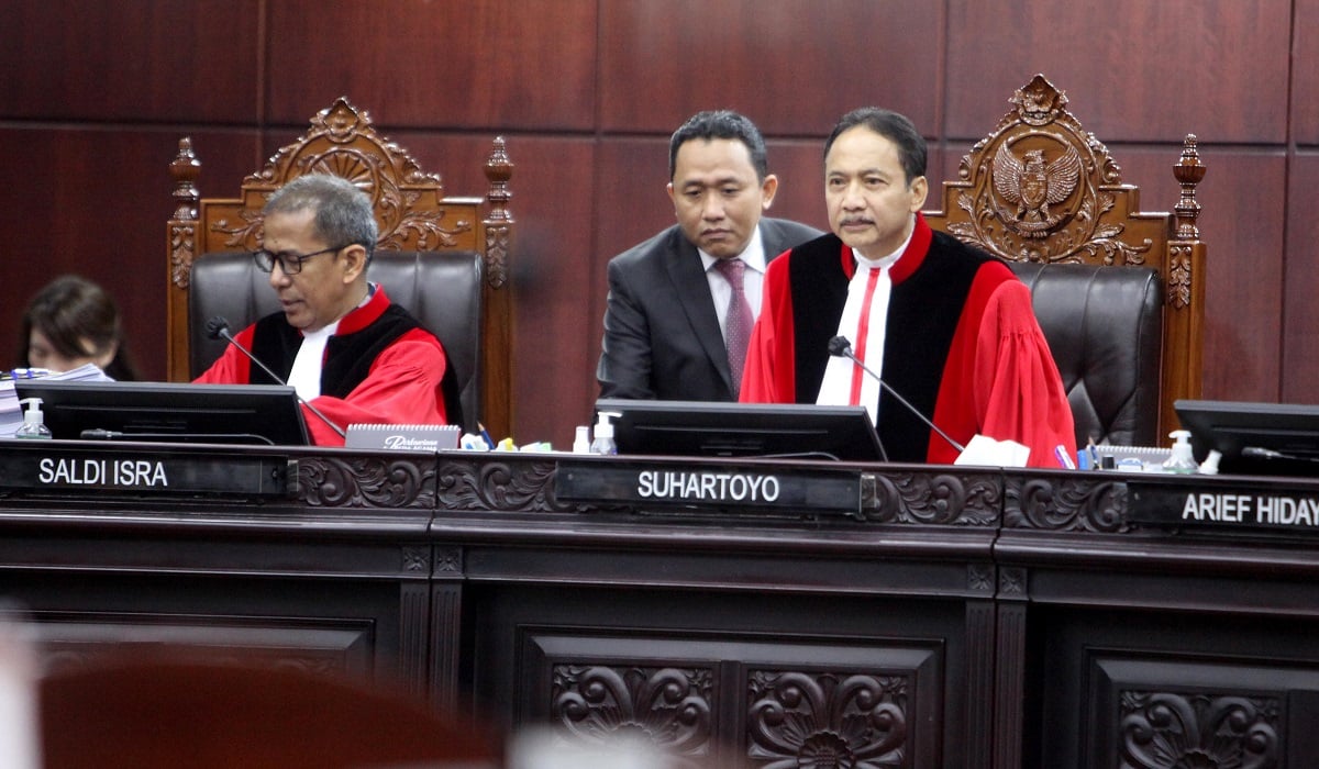 Ketua majelis hakim konstitusi Suhartoyo (kanan) didampingi hakim konstitusi Saldi Isra memimpin sidang