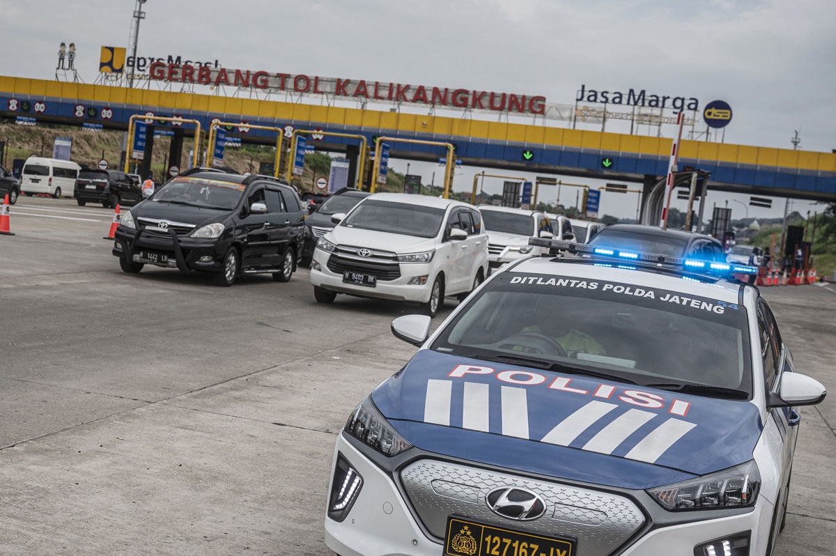 Korlantas Polri menunda penerapan sistem one way di KM 414 Gerbang Tol Kalikangkung menuju KM 72 Tol Cipali pada arus balik Lebaran 2024. 