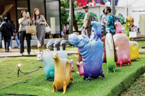 Suasana pameran Art Jakarta Gardens 2024 di Hutan Kota by Plataran, Senayan, Jakarta.