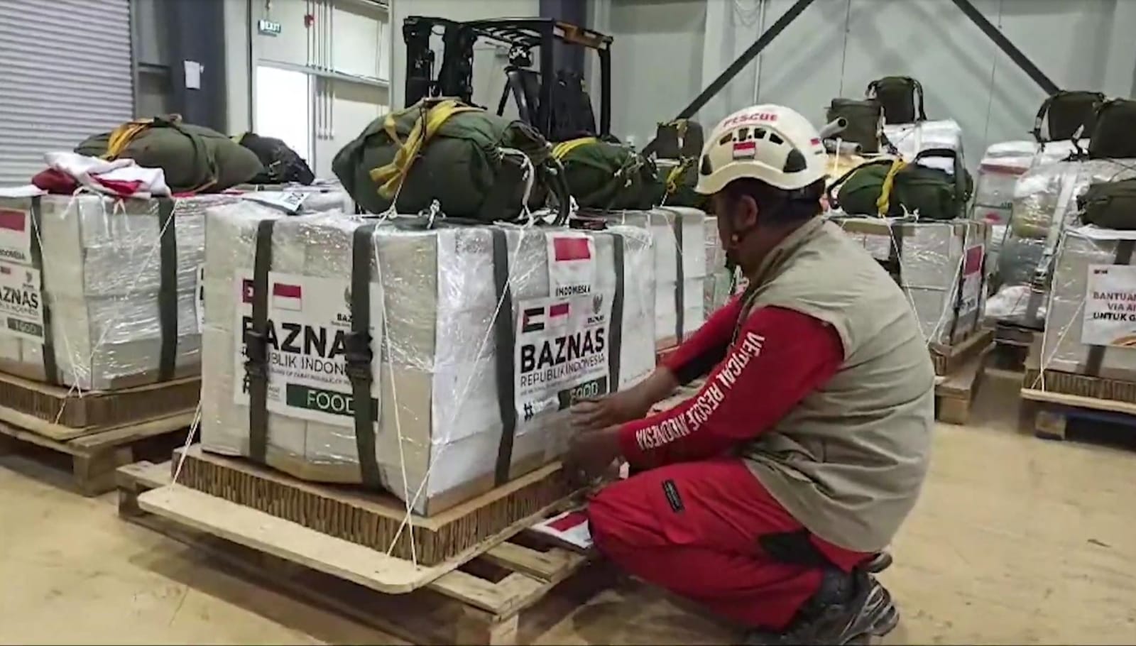 BAZNAS Bersama TNI AU Berhasil Terjunkan Bantuan untuk Palestina dari Udara