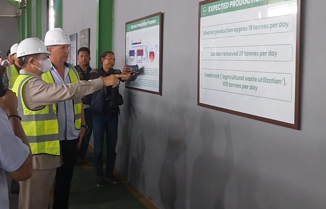 Ketua Umum IIBA Hashim Djojohadikusumo (kiri) bersama CEO SAWA Ecosolutions Phil Rickard di Majalengka, Jawa Barat.