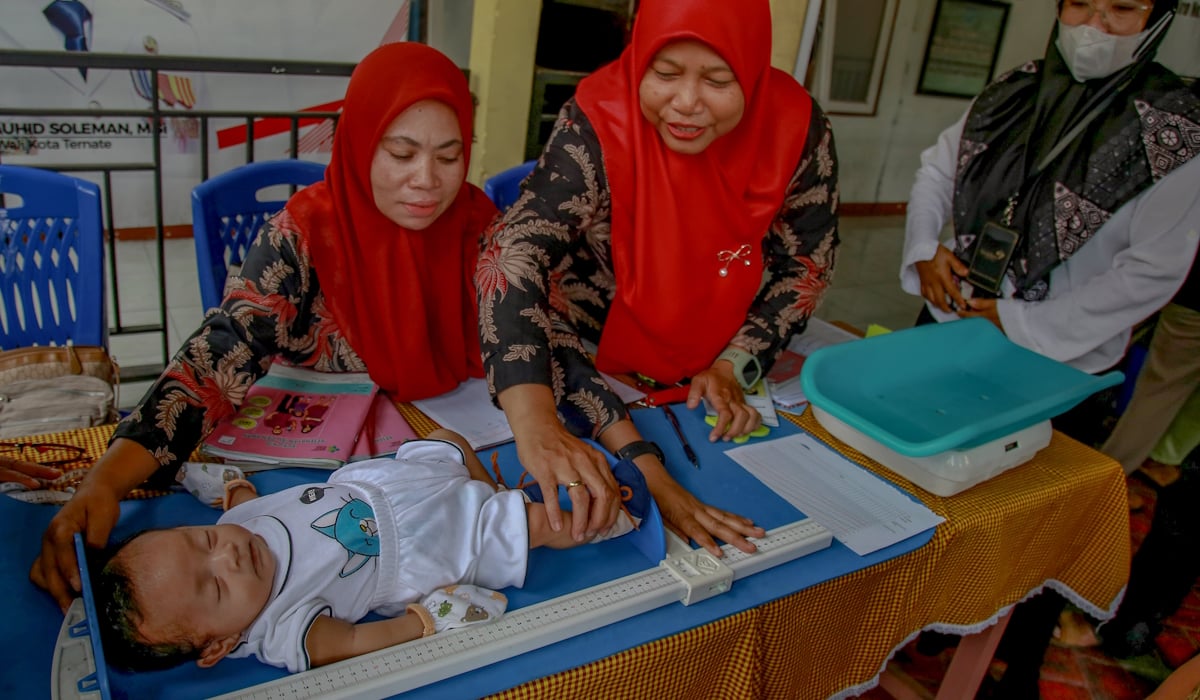 Petugas kesehatan mengukur tinggi badan balita saat pelayanan posyandu di Kantor kelurahan Maliaro, Kota Ternate