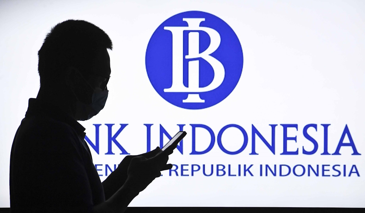 Layar memampilkan logo Bank Indonesia (BI) di Jakarta, 