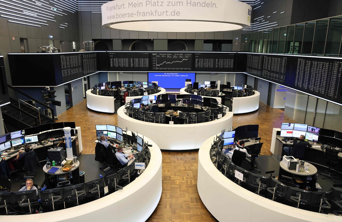 Pada perdagangan Selasa, IHSG turun -1,68% dan imbal hasil obligasi Indonesia naik hingga 6,91%. 