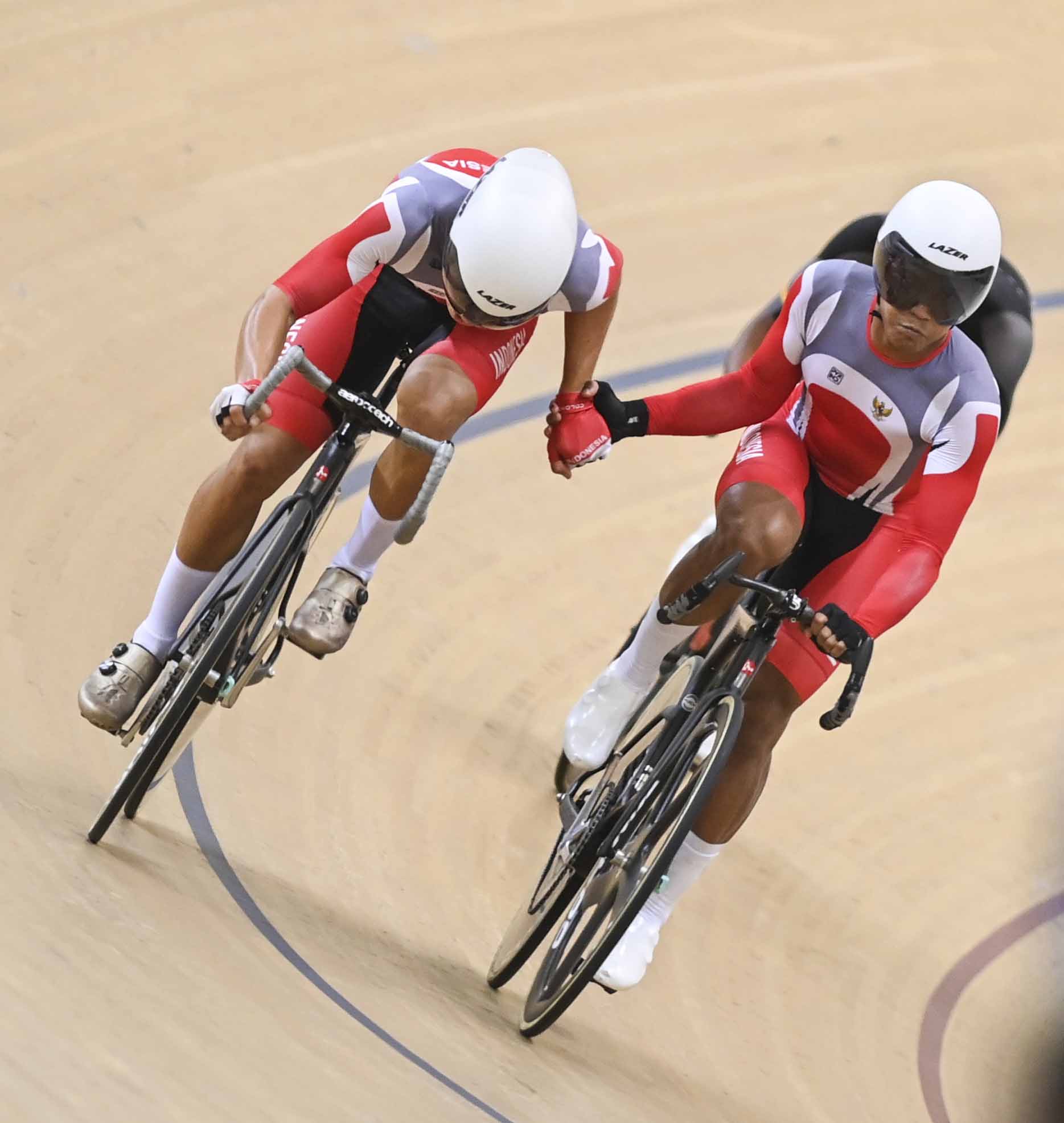  Pembalap sepeda Indonesia Bernard Benyamin Van Aert (kiri)