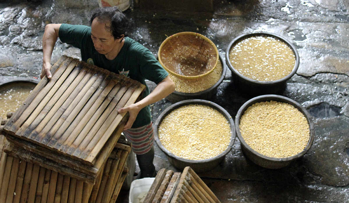 Ilustrasi. Pekerja memproduksi tahu di kawasan Matraman, Jakarta, Sabtu (4/11/2023).