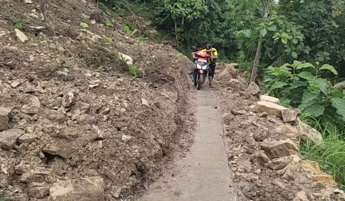 Tebing setinggi 20 meter yang longsor di Kebumen.