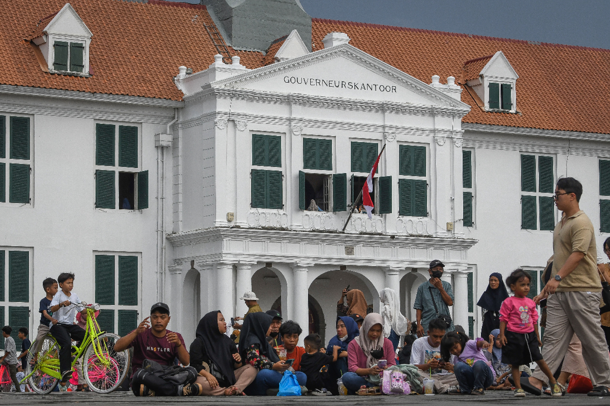 Sejumlah wisatawan menikmati suasana kawasan Kota Tua di Jakarta, Jumat (12/4/2024). Berdasarkan data yang dirilis Unit Pengelola Kawasan (U
