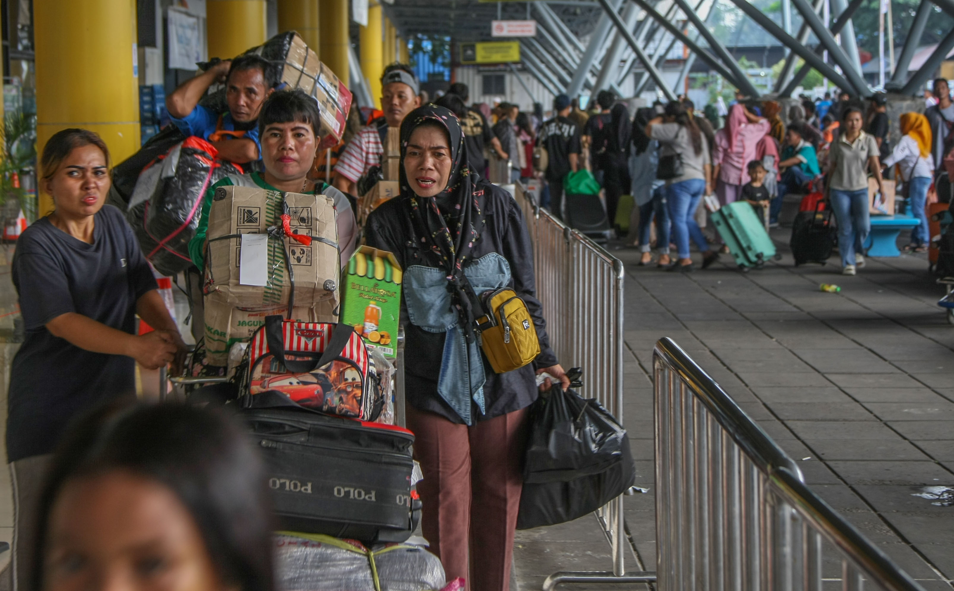 Para penumpang antre memasuki ruang tunggu untuk menaiki KM Gunung Dempo tujuan Makassar