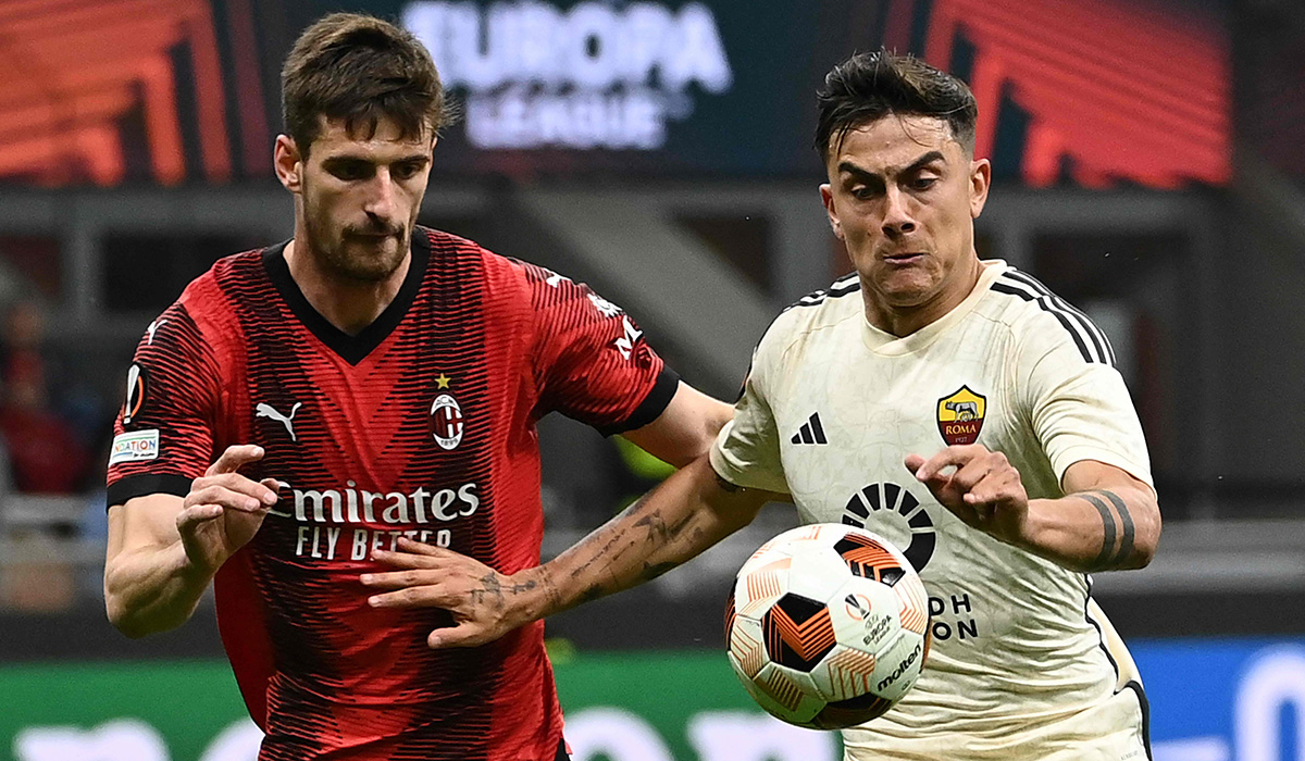 Striker AS Roma Paulo Dybala (kanan) berebut bola dengan bek AC Milan Matteo Gabbia.