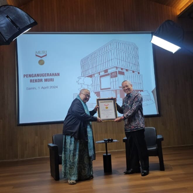 Pendiri MURI menyerahkan piagam kepada Prof. Tjandra Yoga